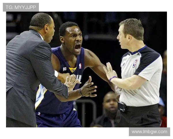 豪门对决激烈碰撞裁判频频判罚技术犯规局势复杂难解