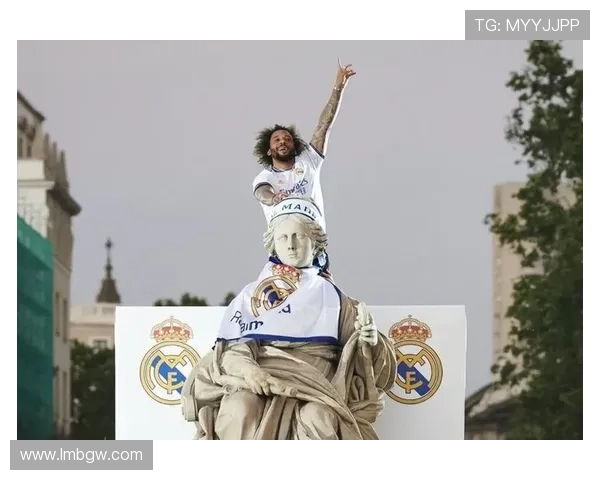 马塞洛晒C罗捧杯照片称实至名归并赞其为足球史上最伟大球员